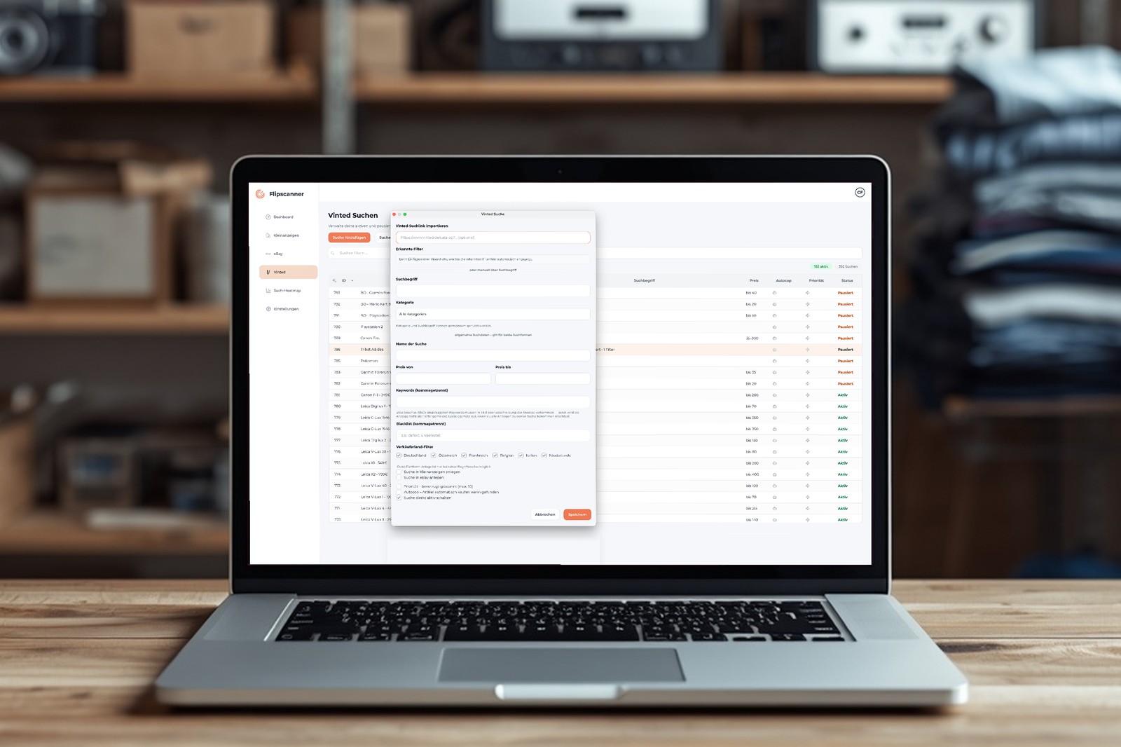 Die Flipscanner-Desktop-App auf einem Laptop: Beim Anlegen einer Vinted-Suche lässt sie sich per Haken gleich auch in Kleinanzeigen und eBay anlegen.