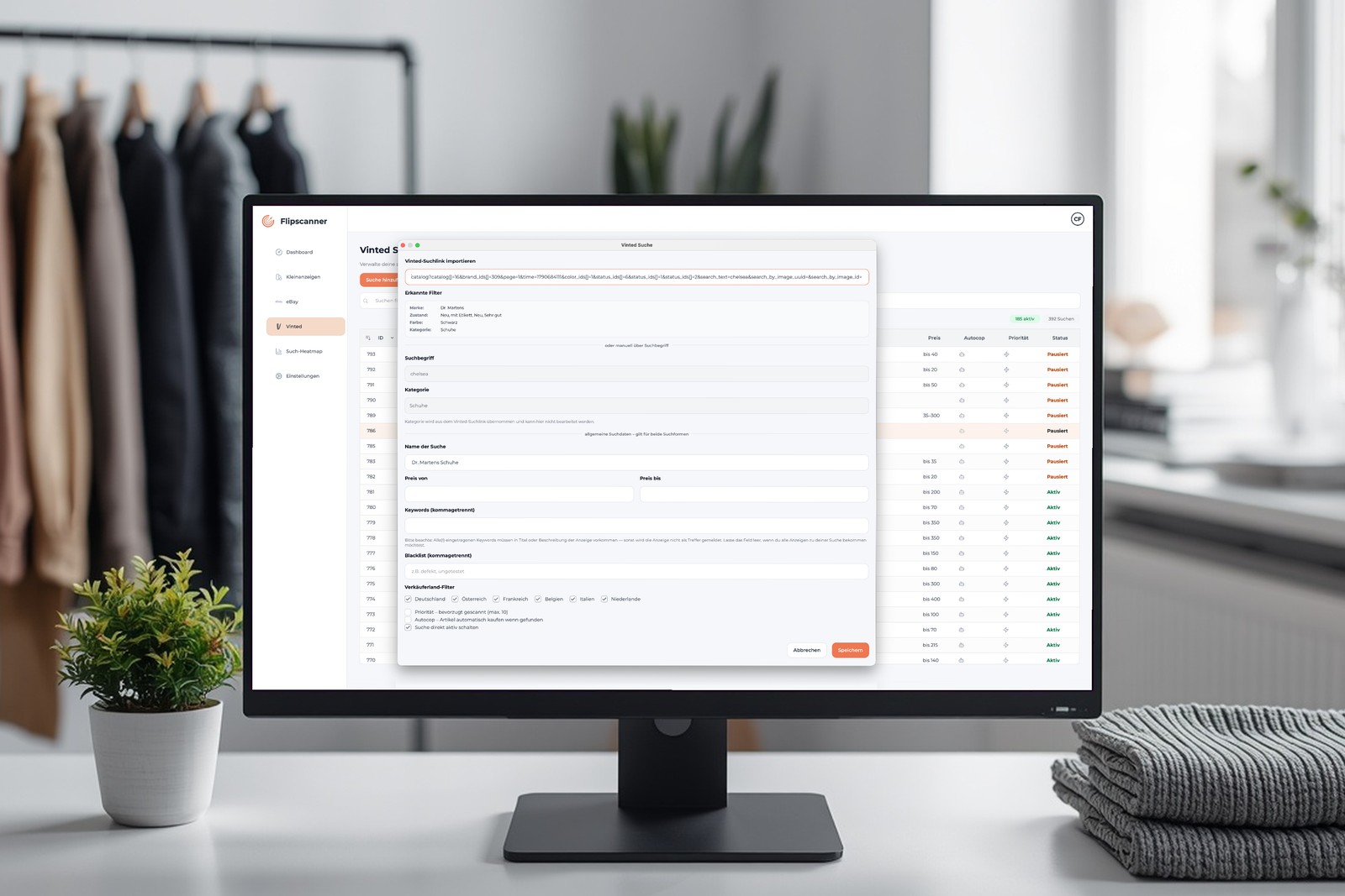 Die Flipscanner-Desktop-App auf einem Monitor: Ein eingefügter Vinted-Suchlink für Dr.-Martens-Chelsea-Boots, darunter die erkannten Filter für Marke, Zustand, Farbe und Kategorie.