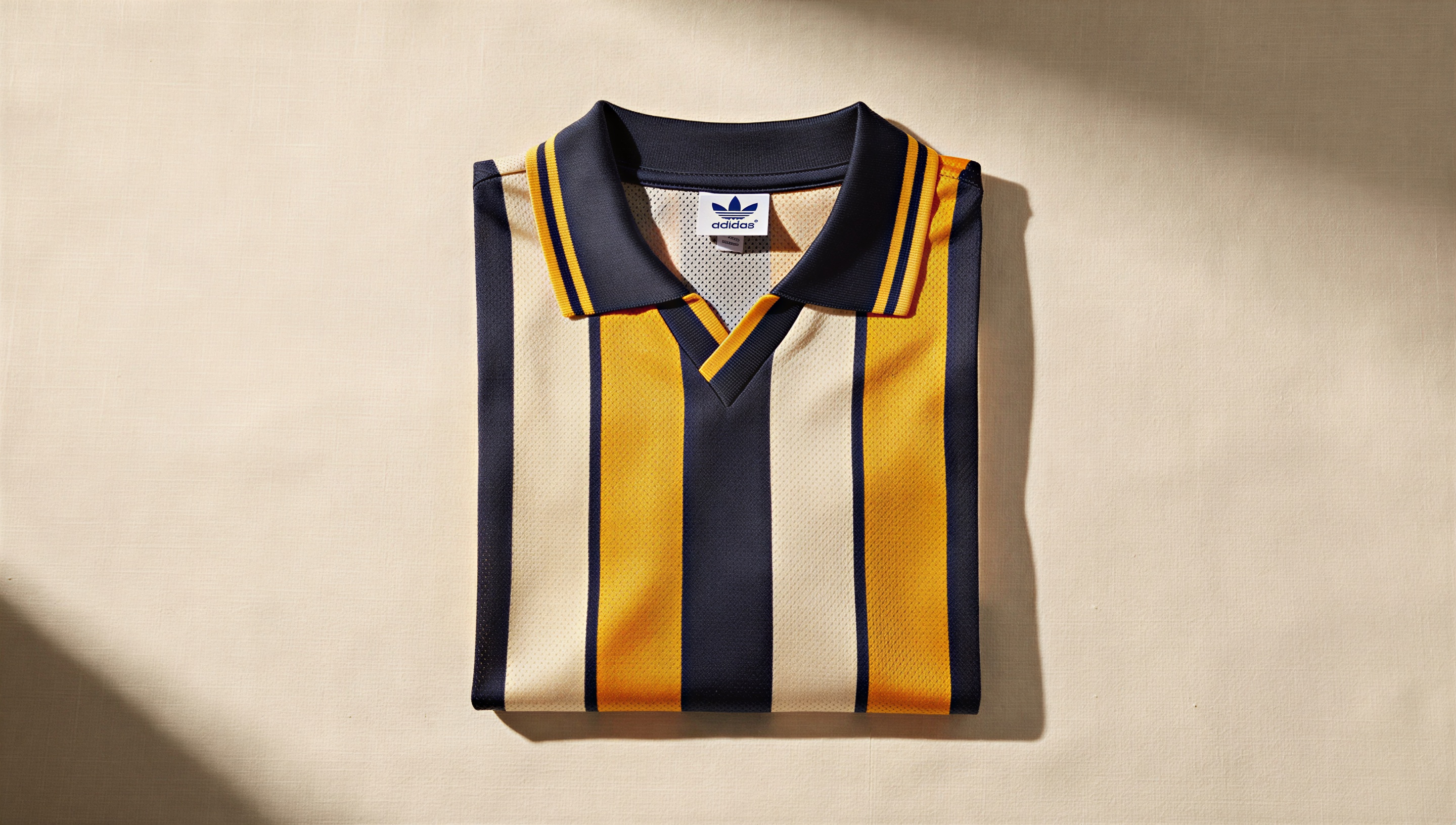 Cremefarbenes Stillleben mit gefalteten Vintage-Fußballtrikots, einem Handy mit Flipscanner-Alert und Kaffee — die Reseller-Perspektive auf den Trikot-Boom